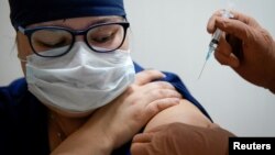 Một nhân viên y tế Nga được tiêm vắc xin Sputnik-V ở Tver, Nga, 12/10/2020