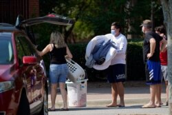 미국 노스캐롤라이나주 롤리의 노스캐롤라이나주립대학에서 기숙사가 신종 코로나바이러스 발병으로 폐쇄된 가운데, 27일 학생들이 짐을 빼고 있다.
