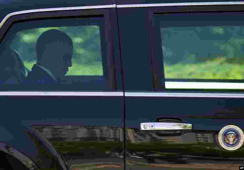 President Barack Obama departs the White House en route to Arlington National Cemetery where he will lay a wreath at the Tomb of the Unknowns during a Memorial Day ceremony, &nbsp;May 25, 2015.