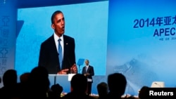 El presidente Barack Obama habla durante la cumbre de los líderes empresariales de la APEC en Beijín.