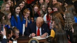 Predsjednik Donald Trump potpisuje uredbu o ženskim sportovima. (Foto: ANDREW CABALLERO-REYNOLDS/AFP)