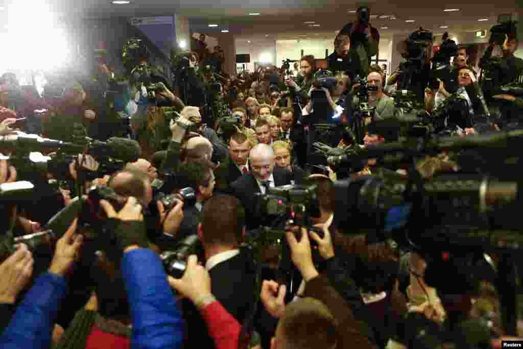 Freed Russian former oil tycoon Mikhail Khodorkovsky (C) arrives for his news conference in the Museum Haus am Checkpoint Charlie in Berlin, Germany. Khodorkovsky, pardoned by Russian President Vladimir Putin after 10 years in jail, said in remarks that he would not go into politics or seek to regain assets of his former oil company, Yukos.