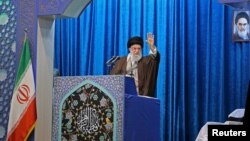 Iranski vrhovni vođa ajatola Ali Hamenei obraća se Irancima tokom molitvi petkom, Teheran, 17. januar 2020.