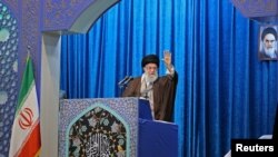 Pemimpin tertinggi Iran, Ayatollah Ali Khamenei memberikan khutbah Jumat di Teheran, 17 Januari 2020. 