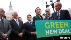 ARSIP - Anggota DPR AS, Alexandria Ocasio-Cortez (D-NY) dan Senator Ed Markey (D-MA) menyelenggarakan konferensi pers di Gedung Capitol terkait usulan Green New Deal untuk mencapai tingkat nol emisi gas rumah kaca dalam waktu 10 tahun, Washington, D.C., 7 Februari 2019 (foto: Reu