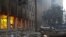 Sebuah gedung percetakan rusak parah pasca terkena serangan rudal Rusia di kota Kharkiv, Ukraina, sementara posisi Rusia dilaporkan semakin kuat di Ukraina. (Reuters) 