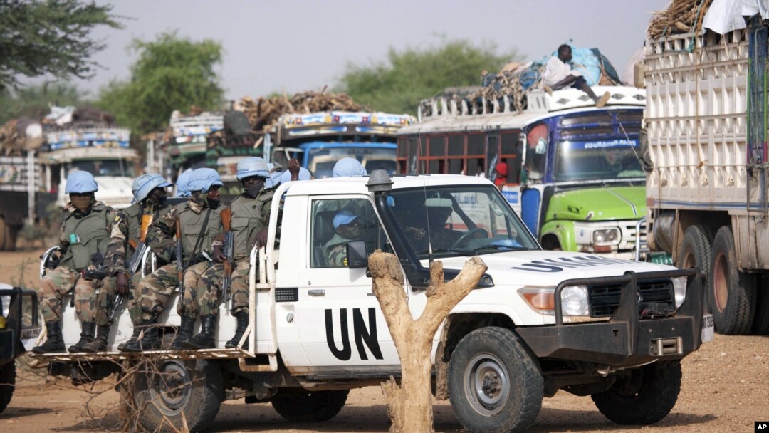 Pasukan penjaga perdamaian PBB melakukan patroli di Darfur, Sudan (foto: dok). 
