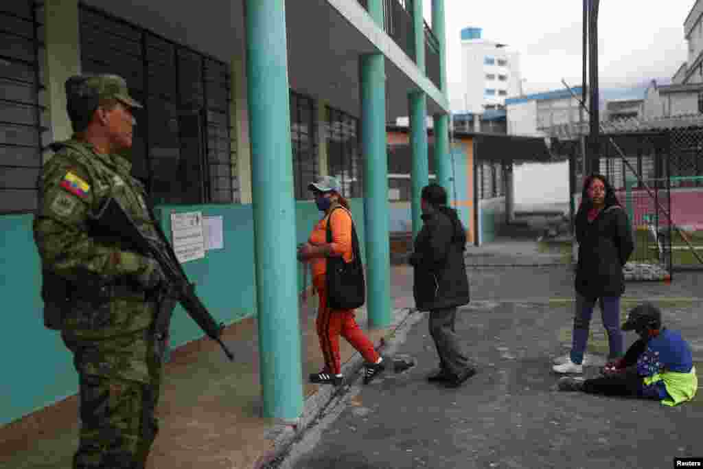 En el contexto de creciente violencia, 10 días antes de las elecciones fue asesinado el candidato presidencial Fernando Villavicencio cuando salía de un mitin político en un colegio del norte de Quito, la capital.