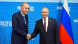 Presiden Turki, Recep Tayyip Erdogan (kiri) bertemu Presiden Rusia Vladimir Putin di sela-sela KTT BRICS di Kazan, Rusia 23 Oktober 2024 lalu (foto: dok). 