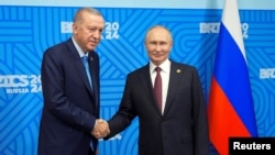 Presiden Rusia Vladimir Putin bertemu dengan Presiden Turki Recep Tayyip Erdogan di sela-sela KTT BRICS di Kazan, Rusia, Rabu, 23 Oktober 2024. (Alexander Zemlianichenko/Pool via REUTERS)