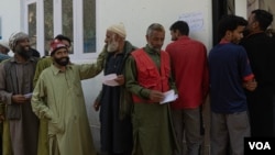 Residents of Faqir Gujri, a remote village in Indian-administered Kashmir, queued for hours at their polling station to cast their votes, Sept. 25, 2024. (Wasim Nabi for VOA)