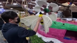 Կալիֆոռնիայի Փասադենա քաղաքում գտնվող հսկայական պահեստում հարյուրավոր կամավորներ մանրակրկիտ ներկում...