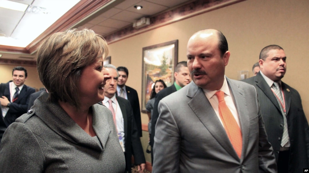 ARCHIVO - El exgobernador César Duarte Jáquez, a la der., fue detenido en Florida para su extradición a México, donde es buscado por presuntos actos de corrupción.