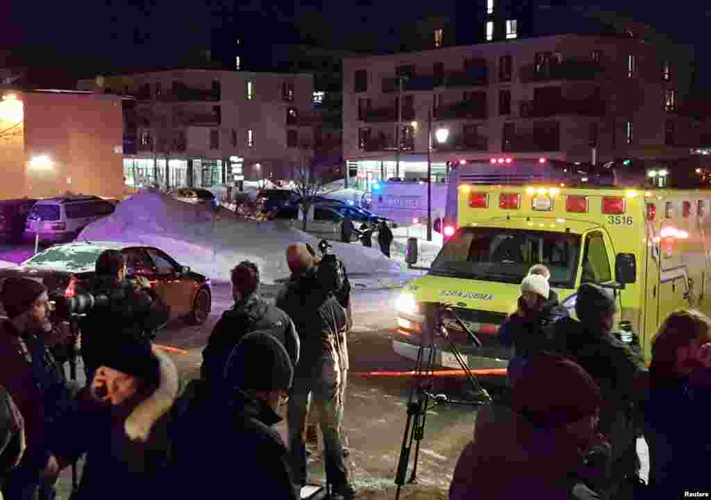 Ambulans diparkir di lokasi penembakan di Pusat Kebudayaan Islam Quebec di Quebec City, Kanada (29/1). (Reuters/Mathieu Belanger)