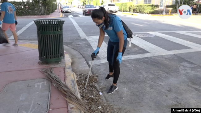 María José Algarra sale cada día a recoger los desechos plásticos que los residentes dejan en las calles de Miami Beach, la ciudad donde reside.
