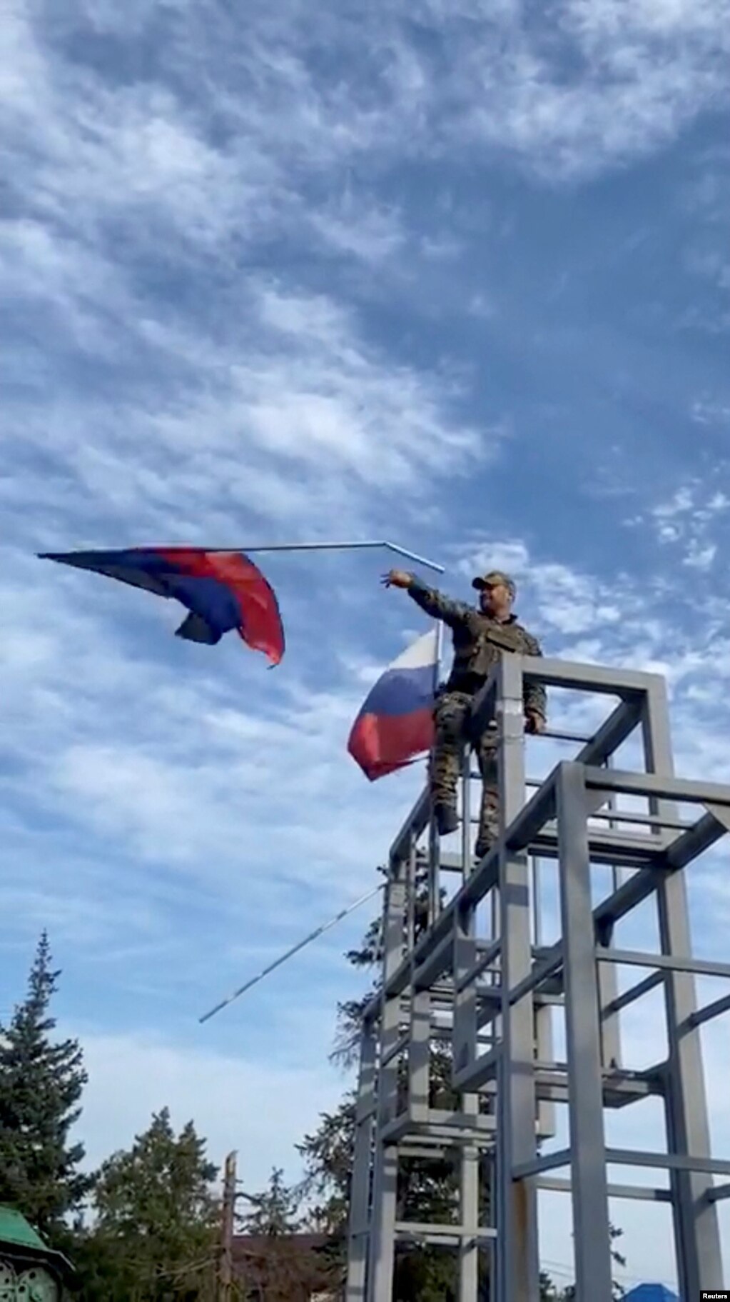 Військовик ЗСУ знімає прапор угруповання ДНР у Лимані, Донеччина, 1 жовтня 2022 Oleksiy Biloshytskyi/via REUTERS