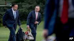 Direktur Media Sosial Gedung Putih Dan Scavino (kiri) dan Kepala Staf Presiden Trump Mick Mulvaney (kanan) berjalan di South Lawn Gedung Putih, Washington, 30 Juni 2019.