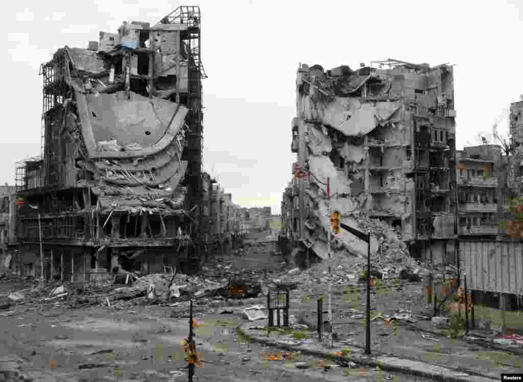 Edificios en ruinas en las calles desiertas de Homs, Siria.