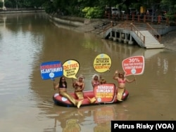 Sejumlah aktivis lingkungan di Jawa Timur melakukan aksi di Kali Mas Surabaya mendesak Pemkot Surabaya melakukan normalisasi sungai yang tercemar limbah (Foto: VOA/Petrus)