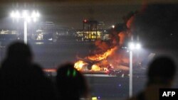  ผู้คนสังเกตการณ์ขณะเกิดเหตุเพลิงไหม้เครื่องบินสายการบินเจแปน แอร์ไลน์ บนรันเวย์สนามบินฮาเนดะ กรุงโตเกียว ประเทศญี่ปุ่น เมื่อวันที่ 2 มกราคม 2024