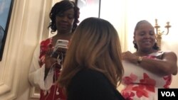 Jounalis ayisyano-amerikèn Jacqueline Charles (premye moun agoch), reporter Miami Herald. Li t ap voye kèk tweet aprè yon entèvyou sou sitiyasyon an ann Ayiti Foto: Sandra D. Lemaire / VOA)