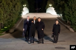 2014年11月11日美国总统奥巴马和中国国家主席习近平在北京举行私人晚宴前在中南海散步，其他人是他们的翻译。