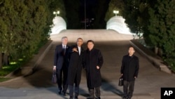 資料照片：美國總統奧巴馬和中國國家主席習近平在北京舉行私人晚宴前在中南海散步。 (2014年11月11日)
