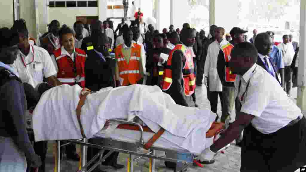 Un blessé transporté sur une civière à l'Hôpital national Kenyatta de Nairobi, au Kenya, Mardi 7 Juillet 2015, après une attaque perpétrée par hommes armés à Mandera.