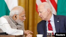 조 바이든(오른쪽) 미국 대통령과 나렌드라 모디 인도 총리가 지난 6월 워싱턴 D.C.에서 양국 경제계 인사들과 회동 중 환담하고 있다. (자료사진)