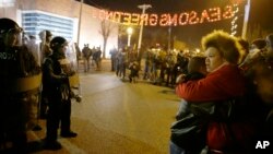 25일 미국 미주리 주 퍼거슨 시에서 흑인 청년을 살해한 백인 경찰의 불기소 처분에 항의하는 시위가 이틀째 열렸다. 시위대가 경찰서 앞에 모여있다.