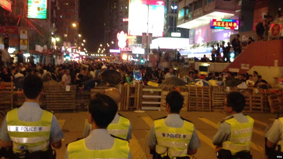 香港警民在旺角對峙(美國之音海彥拍攝)