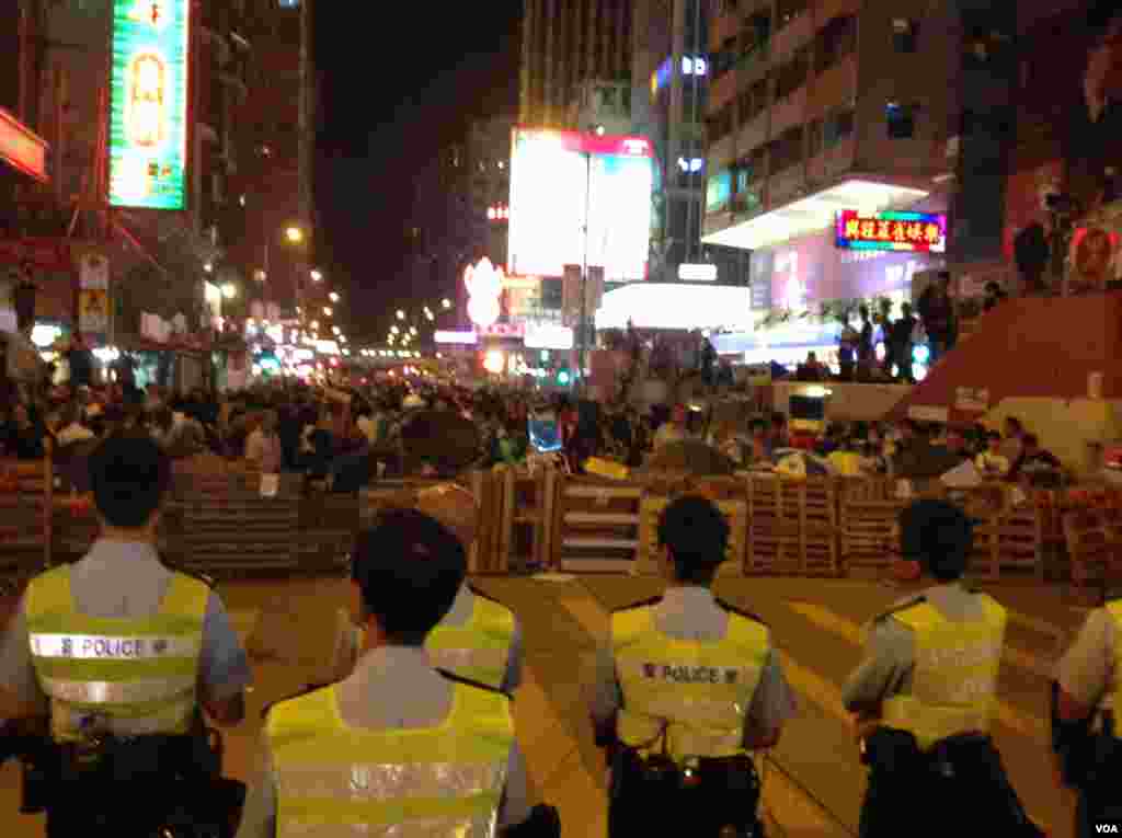 香港警民在旺角對峙 (美國之音海彥 拍攝) 