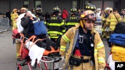 Una pasajera herida es transportada luego del accidente de un tren en Brooklyn, Nueva York.