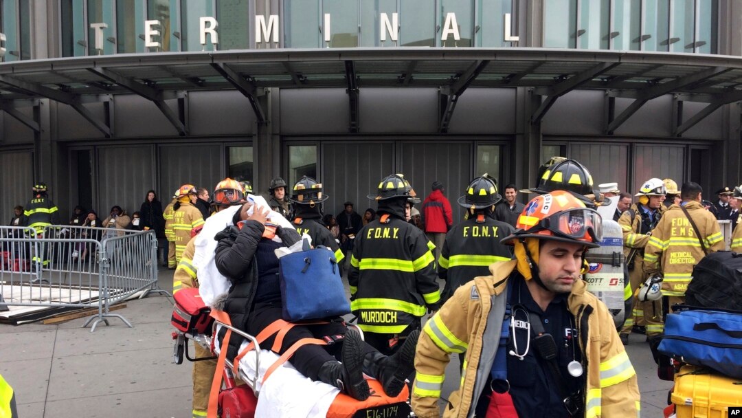 Penumpang yang luka dibawa dari stasiun Atlantic, Brooklyn, New York, Rabu pagi (4/1)