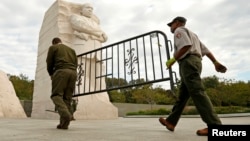 Các rào cản được dỡ bỏ tại Đài tưởng niệm Martin Luther King Jr. sau khi chính phủ Mỹ mở cửa lại, ngày 17/10/2013. 