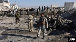 阿富汗坎大哈省马旺德区的一处警察局遭到自杀炸弹袭击后，阿富汗安全部队人员在现场守卫。（2017年12月22日）