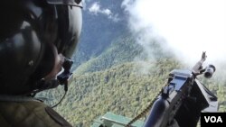 Kegiatan Patroli Udara TNI di kawasan Gunung Biru, Kabupaten Poso (foto: VOA/Yoanes).