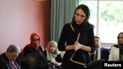 نیوزی لینڈ کی وزیر اعظم جیسنڈہ آرڈرن مسلمان برادری کے لوگوں سے یکجہتی کا اظہار کر ہی ہیں