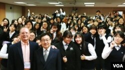 미국 평화봉사단(Peace Corps) 단원으로 활동했던 브루스 헤이덕(왼쪽 아래) 씨가 서울 용산 신광여자고등학교에서 강의한 후 기념사진을 찍고 있다. 