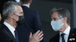 Menteri Luar Negeri Amerika Serikat (AS) Antony Blinken berbincang dengan Sekretaris Jenderal Pakta Pertahanan Atlantik Utara (NATO) Jens Stoltenberg usai pertemuan di markas NATO, di Brussels, Belgia, Selasa, 23 Maret 2021.