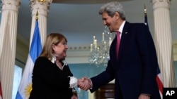 Secretary of State John Kerry shakes hands with Argentine Foreign Minister Susana Malcorra before their meeting at the State Department in Washington, March 30, 2016.