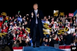 El presidente Donald Trump llega a un acto de campaña en Columbia, Missouri, el jueves, 1 de noviembre de 2018.