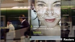 Un anuncio del banco español Bankia en Barcelona. Moody´s bajo la calificación de 16 entidades financieras españolas.