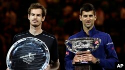 Novak Djokovic (phải) gọi Murray (trái) là một nhà vô địch lớn, và là một người bạn. Djokovic nói rằng anh "rất vinh dự được nêu tên cùng với những huyền thoại của môn thể thao này."