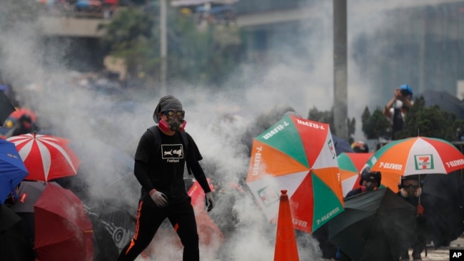 Polisi menembakkan gas air mata setelah demonstran menolak perintah untuk membubarkan diri dalam aksi protes di Hong Kong, Minggu (29/9).