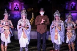 Menparekraf Sandiaga Salahuddin Uno bersama penari di kawasan wisata Borobobudur, Jawa Tengah. (Foto: Kemenparekraf)