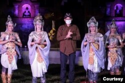 Menparekraf Sandiaga Salahuddin Uno bersama penari di kawasan wisata Borobobudur, Jawa Tengah. (Foto: Kemenparekraf)