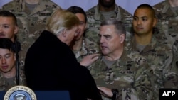 Tổng thống Trump bắt tay Chủ tịch Hội đồng Liên quân Mỹ Mark Milley sau khi phát biểu trước binh sỹ Mỹ ở căn cứ không quân Bagram