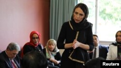 PM Selandia Baru Jacinda Ardern mengenakan kerudung saat berbicara dengan perwakilan masyarakat Muslim sehari setelah terjadinya penembakan brutal di Christchurch, 16 Maret 2019. 