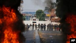 Tropas de la Guardia Nacional bolivariana bloquean el acceso al puente Francisco de Paula Santander en Ureña, Venezuela, en la frontera con Colombia. 